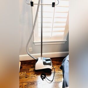 VIVIO 550GC fabric/clothes steamer by Reliable - ALMOST NEW!